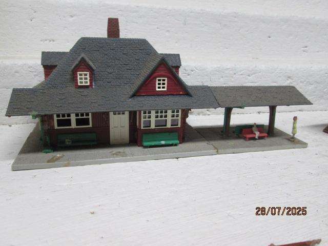 HO SCALE - STATION BUILDING WITH PLATFORM CANOPY'S X2 + SPARE CANOPYS