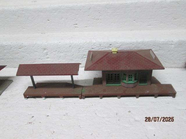 HO SCALE - STATION BUILDING WITH PLATFORM CANOPY'S X2 + SPARE CANOPYS
