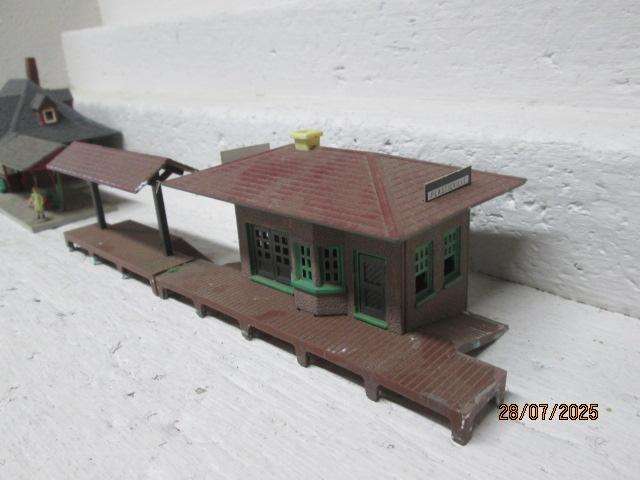 HO SCALE - STATION BUILDING WITH PLATFORM CANOPY'S X2 + SPARE CANOPYS