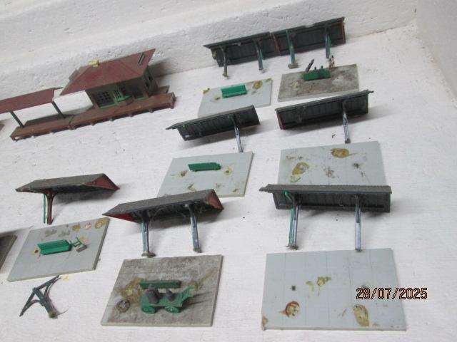 HO SCALE - STATION BUILDING WITH PLATFORM CANOPY'S X2 + SPARE CANOPYS