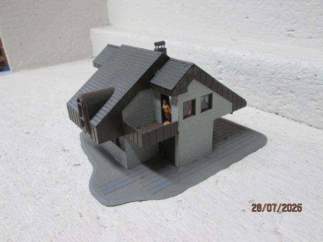HO SCALE - LARGE ARTITECTURAL HOUSE