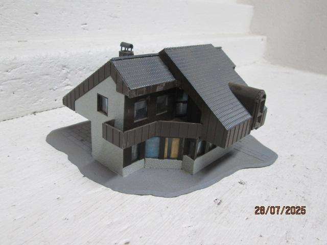 HO SCALE - LARGE ARTITECTURAL HOUSE