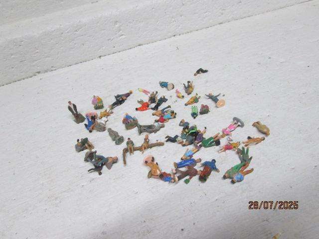 HO SCALE - VARIOUS FIGURINES - X50