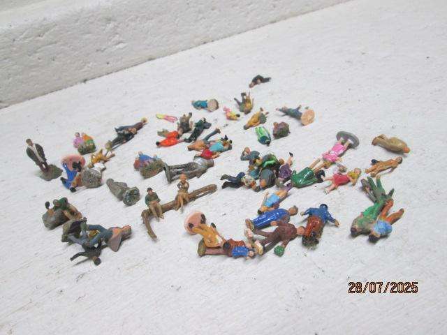 HO SCALE - VARIOUS FIGURINES - X50