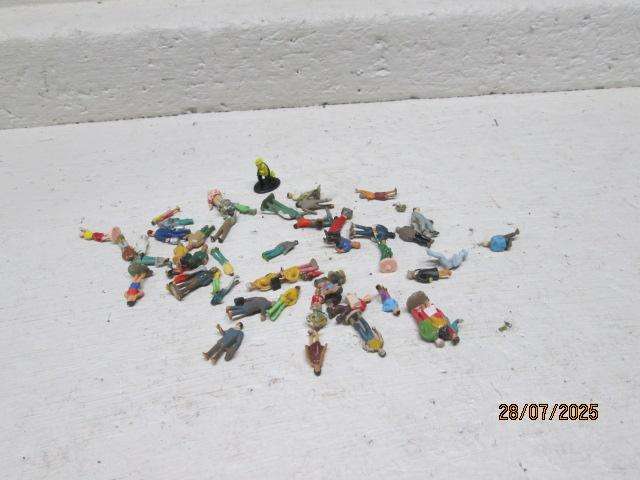 HO SCALE - VARIOUS FIGURINES - X50