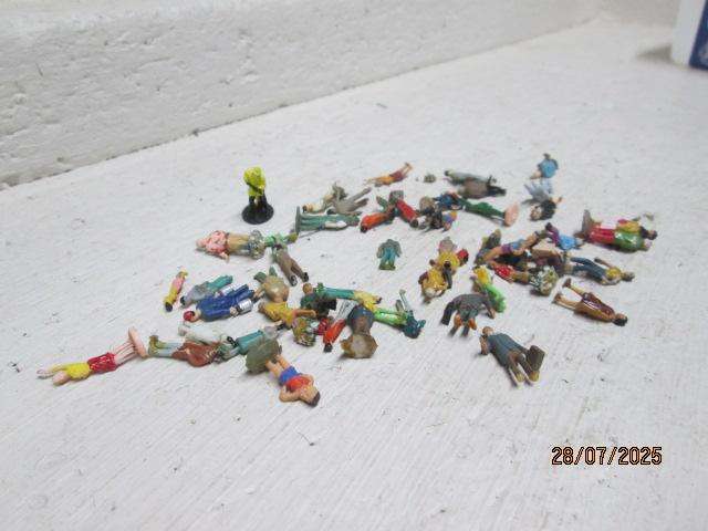 HO SCALE - VARIOUS FIGURINES - X50