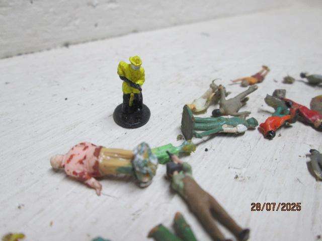 HO SCALE - VARIOUS FIGURINES - X50
