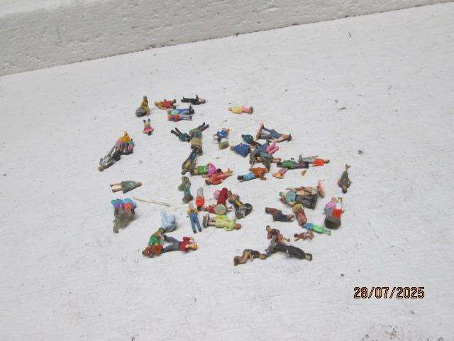 HO SCALE - VARIOUS FIGURINES - X50