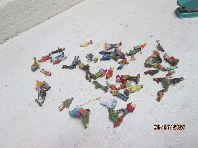 HO SCALE - VARIOUS FIGURINES - X50