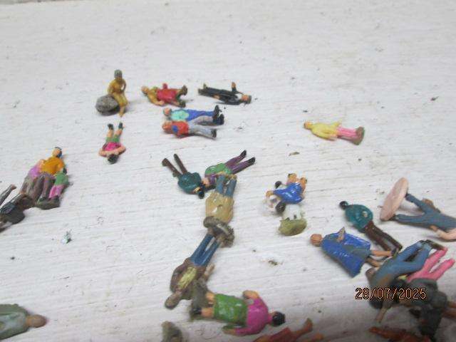 HO SCALE - VARIOUS FIGURINES - X50