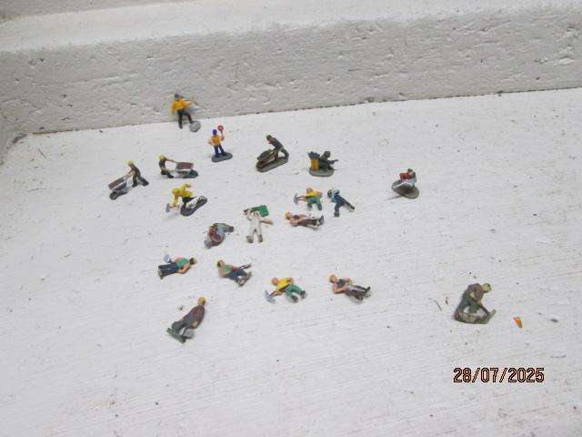 HO SCALE - VARIOUS CONSTRUCTION FIGURINES - X20