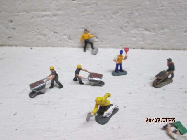 HO SCALE - VARIOUS CONSTRUCTION FIGURINES - X20