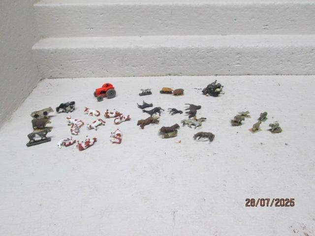 HO SCALE - VARIOUS FARM ANIMALS WITH TRACTOR