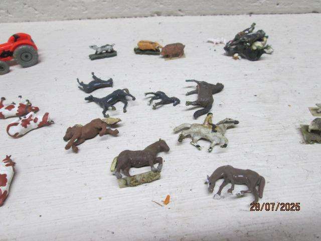 HO SCALE - VARIOUS FARM ANIMALS WITH TRACTOR