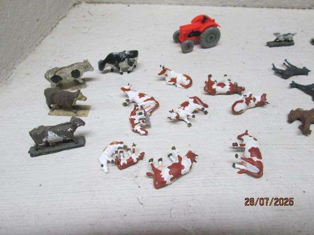 HO SCALE - VARIOUS FARM ANIMALS WITH TRACTOR