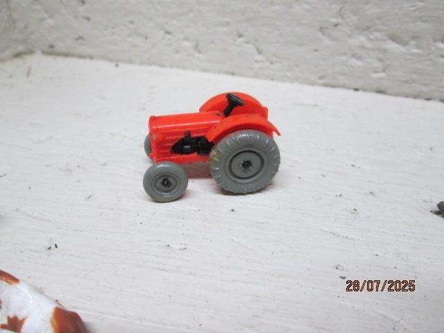 HO SCALE - VARIOUS FARM ANIMALS WITH TRACTOR