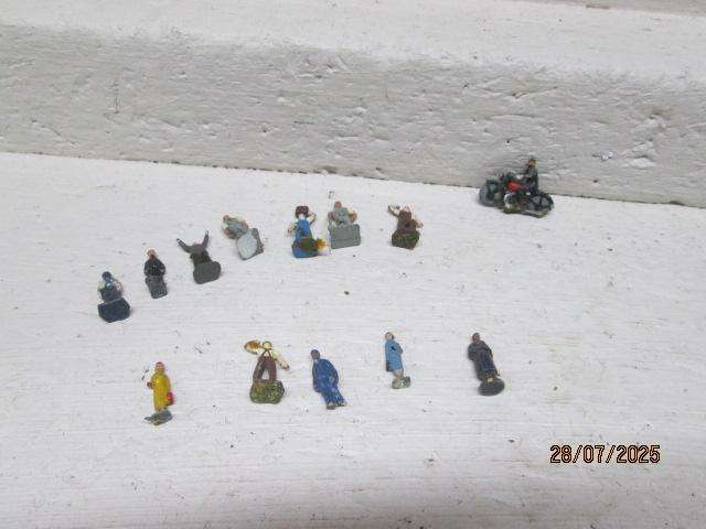 HO / OO SCALE - VARIOUS METAL FIGURINES X2 + MOTORBIKE