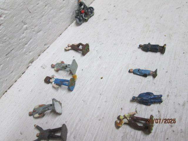 HO / OO SCALE - VARIOUS METAL FIGURINES X2 + MOTORBIKE