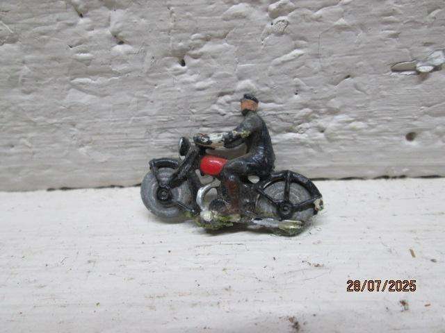 HO / OO SCALE - VARIOUS METAL FIGURINES X2 + MOTORBIKE