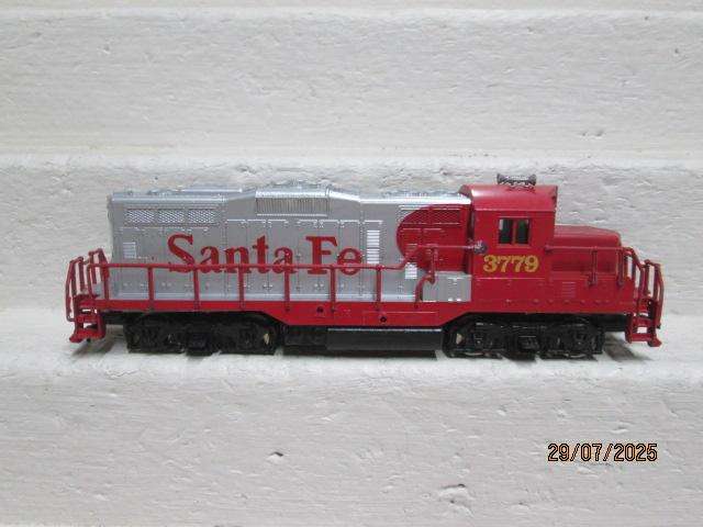 HO SCALE - MODEL POWER - SANTE FE - DIESEL LOCOMOTIVE