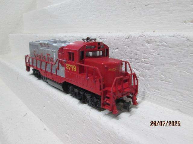 HO SCALE - MODEL POWER - SANTE FE - DIESEL LOCOMOTIVE