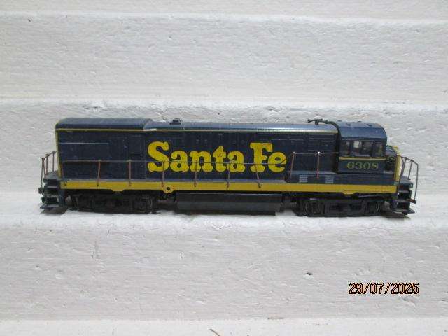 HO SCALE - ATHEARN - SANTE FE - DIESEL LOCOMOTIVE