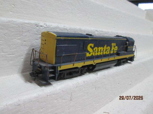 HO SCALE - ATHEARN - SANTE FE - DIESEL LOCOMOTIVE