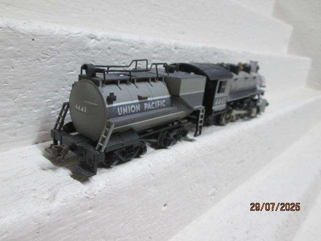 HO SCALE - BACHMANN - GREY 2-6-0 UNION PACIFIC STEAM LOCOMOTIVE
