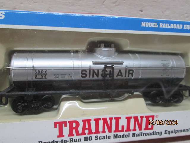 HO SCALE - WALTHERS - SINCLAIR SINGLE DOME TANKER - BOXED
