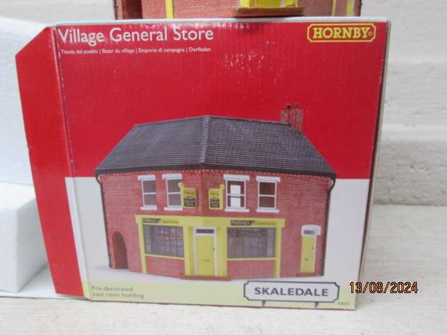 OO SCALE  - HORNBY SKALEDALE - VILLAGE GENERAL STORE - BOXED