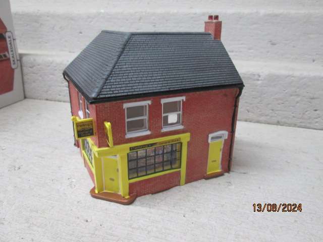 OO SCALE  - HORNBY SKALEDALE - VILLAGE GENERAL STORE - BOXED