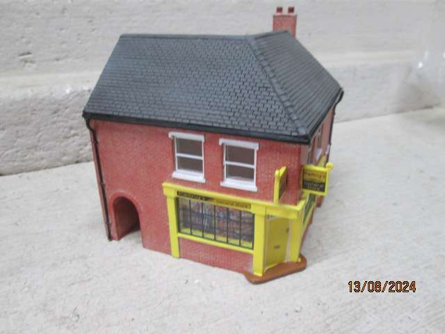 OO SCALE  - HORNBY SKALEDALE - VILLAGE GENERAL STORE - BOXED