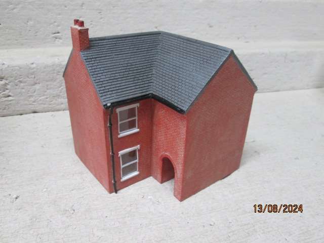 OO SCALE  - HORNBY SKALEDALE - VILLAGE GENERAL STORE - BOXED