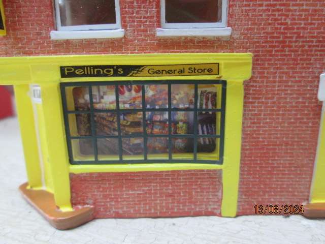 OO SCALE  - HORNBY SKALEDALE - VILLAGE GENERAL STORE - BOXED