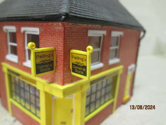 OO SCALE  - HORNBY SKALEDALE - VILLAGE GENERAL STORE - BOXED