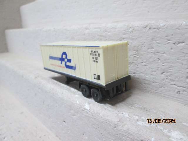 HO SCALE - LIMA - CONTAINER ROAD TRAILER