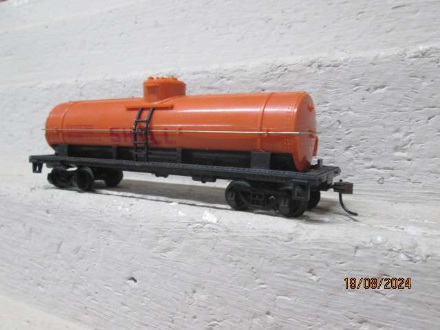 HO SCALE - BACHMANN - SHELL SINGLE DOME TANKER WAGON