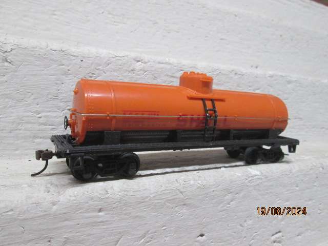 HO SCALE - BACHMANN - SHELL SINGLE DOME TANKER WAGON