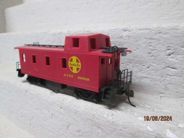 HO SCALE - BACHMANN - SANTE FE CABOOSE WAGON