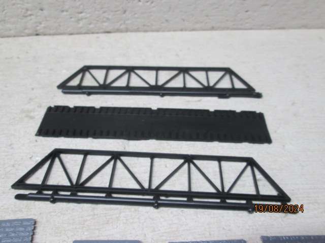 HO SCALE - BRIDGE + X2 PILLARS