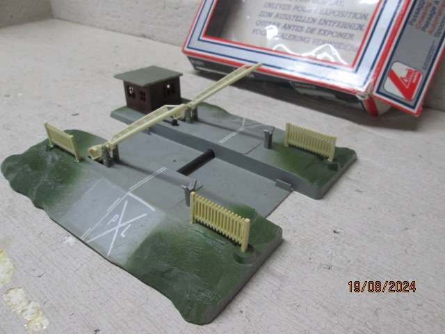 HO SCALE - LIMA - RAILWAY CROSSING - BOXED