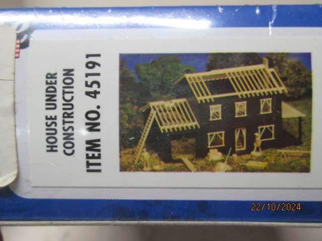 HO SCALE - BACHMANN - HOUSE UNDER CONTRUCTION - KIT - BOXED