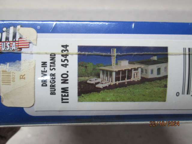 HO SCALE - BACHMANN - DRIVE IN BURGER STAND - KIT - BOXED