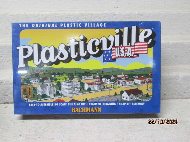 HO SCALE - BACHMANN - SPLIT LEVEL HOUSE - KIT - BOXED