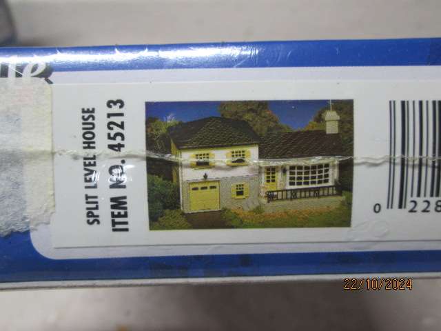 HO SCALE - BACHMANN - SPLIT LEVEL HOUSE - KIT - BOXED