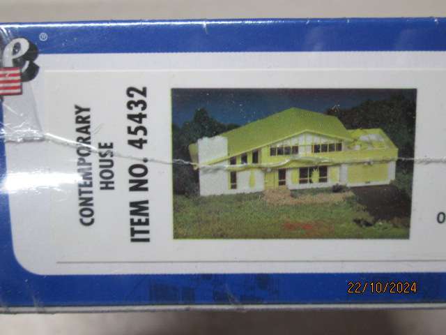 HO SCALE - BACHMANN - CONTEMPORARY HOUSE - KIT - BOXED