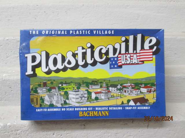 HO SCALE - BACHMANN - SCHOOL HOUSE - KIT - BOXED