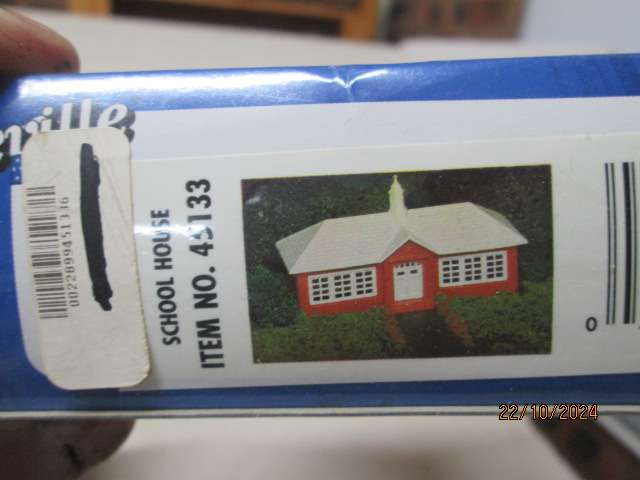 HO SCALE - BACHMANN - SCHOOL HOUSE - KIT - BOXED