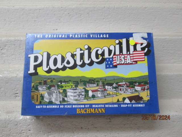 HO SCALE - BACHMANN - SUBURBAN STATION - KIT - BOXED