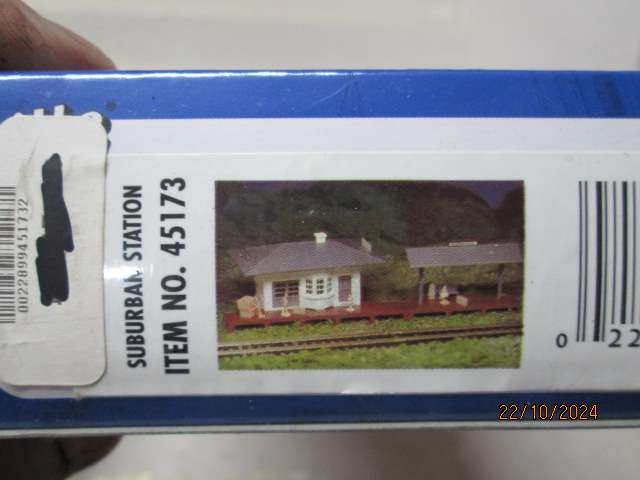 HO SCALE - BACHMANN - SUBURBAN STATION - KIT - BOXED